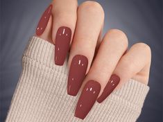 Discover the richness of our Spiceberry Brown Press-On Nails. Featuring deep, earthy tones, these nails add a touch of sophistication to any look. Perfect for fall, they provide a durable, stylish alternative to traditional manicures. You will receive a full set of 10 nails in your size along with a complimentary gift of a nail file, cuticle stick, alcohol wipes, and nail glue. If you prefer tape tabs instead of glue, just let us know. I am more than happy to personalize your order, so please re Short Nail Winter Colors, Toffee Color Nails, Gel Colour Nails, Fall Nails Monochromatic, Fall One Color Nails, Cranberry Sparkle Nails, Clay Colored Nails, Brown Polish Nail, Coffin November Nails