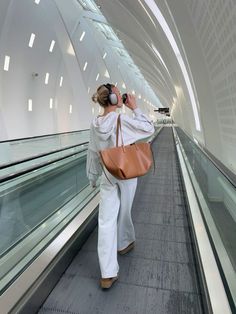 #vacation #travel #itgirl #lifestyle #fitspo #fashion #beach #plane Chica Chola, Look Legging, Airport Fits, Mode Instagram, Airport Photos, Skandinavian Fashion, Airport Travel, Senior Trip