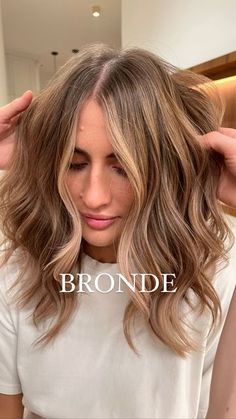 DW CREATIVE GROUP on Instagram: "BRONDE 🤎 #hairblond #bronde #instahair #schwarzkopf #reelshair #livedinhair #hairstylistreels #hairstyleoftheday #haircolor #behindthechairstylist _____________________________________________________________ BRONDE 🤎🤍🤎 Brown + Blonde ✌🏻 Zobaczcie jak pięknie łączy się ten odcień ! Do dodatkowego rozświetlenia podkreśliliśmy dwa pasma okalające twarz 🙌🏻 Jak Wam podoba się ta wersja kolorystyczna 👼🏻?" Keri Russell Hair Color, Gradually Going Blonde, Biscuit Bronde Hair, Dirty Blonde With Brown Highlights, Blonde Hair Grown Out, Soft Effortless Bronde, Bronde Haircolor Shorter Hair, Call Blonde Hair, Shoulder Length Honey Brown Hair