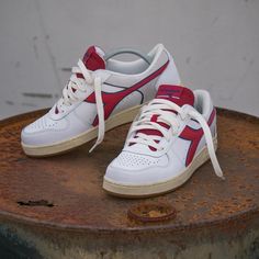 DIADORA MAGIC BASKET LOW WHITE/RED The seasonal début of the Magic Basket, the retro-basket style that comes from our 1985 catalogues, is ready to dominate the scene. Highlights Sports tradition Waxed treatment ﻿﻿Distressed Look*** Magic Basket Low Icona is the unisex sports shoes that come in leather and suede with a special waxed treatment. Another step into the sporting tradition of the brand. Scene Highlights, Survival Clothing, Basket Style, The Scene, Sports Shoes, The Magic, Highlights, Wax, Sport Shoes