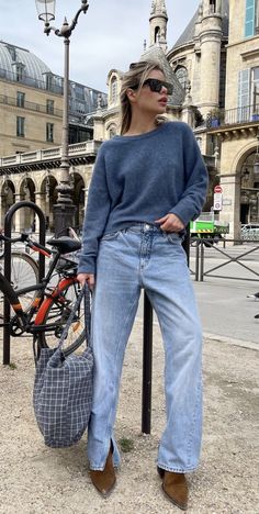 Jeans Outfit 2023 Women, Botines Cowboy Outfit, 2nd Date Outfit, Fall Neutrals Outfit, Artistic Fashion Style, Yoga Pants Outfit Summer, Denim Street Style, Booties Outfit