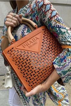 Prada Sac En Cuir Diy, Sacs Design, Handbag Heaven, Luxury Purses, Bags Designer Fashion, Pocket Book, Cute Bags, Hand Bags, Chanel Boy Bag