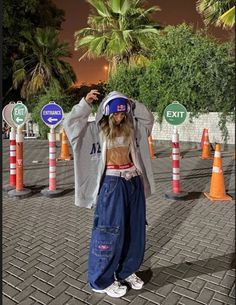 Hiphop 2000s Fashion, Hiphop Outfit Dancers, Rapper Style Outfits, Hip Hop Outfits Dancers, Chica Hip Hop, Streetwear Women Outfits, Pakaian Hipster, Baggy Outfit Ideas