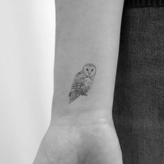 Schleiereule temporäres Tattoo. 3er Set. Größe: 3,4 cm (Höhe) Tatteco temporäre Tattoos halten im Durchschnitt 2-5 Tage (Wir empfehlen, sie auf ölfreie Bereiche zu legen, in denen sich die Haut nicht dehnt und sie sauber zu halten) und sind: - Umweltfreundlich (Tattoos und Verpackung aus Papier, keine Plastikschicht) - Sicher & ungiftig. - RoHS-konform und spaßig für Groß und Klein - Kostenloser Versand ab 10 €: FREESHIPOVER10 - 20% Rabatt beim Kauf von 3 Artikeln (+ kostenloser Versand ): 3PLUS Cute Small Owl Tattoos, Tiny Owl Tattoos For Women, Tawny Owl Tattoo, Barred Owl Tattoo, Small Owl Tattoo, Owl Tattoo For Women