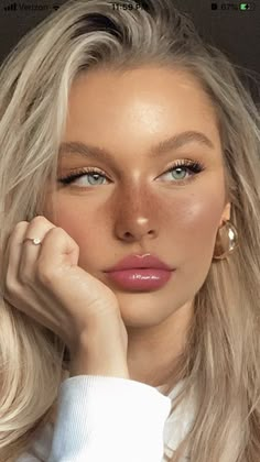 Simple Makeup Pictures, Dewy Makeup With Eyeliner, Formal Makeup Freckles, Makeup Looks Trending 2023, Barbiecore Aesthetic Makeup, Natural Makeup Looks With Freckles, Petite Blonde Aesthetic, Natural Makeup For Freckles, Clean Girl Prom Makeup