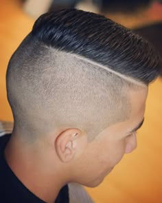 No hay descripción de la foto disponible. 0 Fade Haircut, Psychobilly Hair, Low Haircuts, Hard Part Haircut, Short Mohawk, Two Block Haircut, Taper Fade Curly Hair, Military Haircut