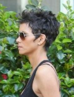 Hallie Berry Short Hair Pixie Cuts, Halle Berry Hairstyles, Pixie Cut Curly Hair, Curly Pixie Hairstyles, Curly Pixie Haircuts, Funky Short Hair, Stylish Short Haircuts, Curly Weave Hairstyles, Curly Haircuts