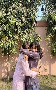 Best Friend Pictures In Traditional, Best Friend Poses In Kurti, Desi Bestie Pose, Traditional Duo Poses, Aesthetic Kurti Poses With Friends, Desi Friends Photoshoot Ideas, Kurti Poses With Friends, Traditional Poses With Friends, Poses With Best Friend In Traditional