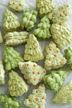 some cookies are decorated like christmas trees