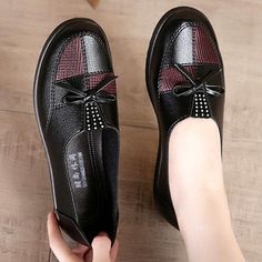 Casual Leather Flats, Casual Elegant Style, Leather Flats Women, Spring Flats, Casual Leather Shoes, Black Shoes Women, Leather Flat Shoes, Classic Casual, Black Leather Shoes