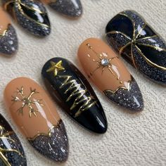 Dark Gothic Christmas Press On Nails, Gold Chrome Black Xmas Goth Nails, French Ribbons Pine Tree Holiday Winter Party Nails bring a touch of nostalgia and futuristic style to your fingertips. With a wide range of colors, designs, and finishes, these press on nails allow you to express your individuality and stay on top of the latest trends. Whether you prefer bold and vibrant shades or subtle and sophisticated designs, DarkNailz press on nails offer endless possibilities for creating your desir Short Goth Christmas Nails, Black And Gold Winter Nails, Christmas Nails Edgy, Edgy Holiday Nails, Yule Nail Designs, Christmas Silver Nails, Black And Gold Christmas Nails, Christmas Goth Nails, Black Xmas Nails