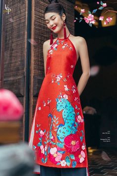 Vintage Asian Fashion, Qipao Modern, Chinese New Year Outfit, New Year Outfit, 2000s Fashion Trends, Vetements Clothing, Dress Up Day, New Years Outfit, Painted Clothes