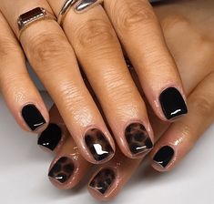 Short Nails Ideas Fall Winter, Dark Shirt Nails, Short Square Acrylic Nails One Color, Natural Looking Acrylic Nails Square, Late Winter Nails 2024, Black Nails Asthetics, Short Gel Winter Nails, Short Gel Nails Dark, Fall Nail 2024 Trends