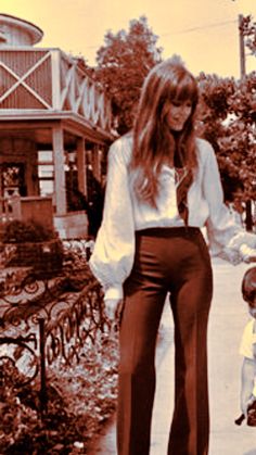 Jane Fonda 70s Style, Groovy Outfits For Women, Jane Fonda 70s, 70s Female Fashion, 70s Style Women, 70s Witch, Modern 70s Fashion, Womens 70s Fashion, Toxic Outfits