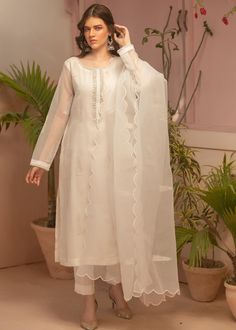 White Silk Kurti Designs, Organza Long Shirts Pakistani, Pakistani Suits White Color, White Pakistani Suit With Colourful Dupatta, Suit Designs With Organza Dupatta, Pakistani Silk Kurti, Pearl Sleeves Design For Kurti, Organza Fabric Kurti, Sleeves Design For Organza Suit