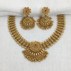 India Gold Necklace, a masterpiece of Temple Jewelry. This South Indian Jewelry Set boasts intricate designs and is plated with lustrous gold. The Choker Necklace is a blend of tradition and elegance, perfect for special occasions. Its intricate craftsmanship reflects the rich heritage of Temple Jewelry. Elevate your style with this Gold Plated Necklace, ideal for adding a touch of sophistication to any ensemble. Embrace the charm of this timeless Temple Necklace, a true work of art. *𝐏𝐑𝐎𝐃𝐔 Bridal Sets Indian Wedding Jewelry Gold, Gold Sets Jewelry Indian Design, Choker Necklace Designs Gold Indian, Gold Necklace Set Bridal, Jadtar Set, Gold Necklace Set Indian, Necklace Set Indian Bridal Jewelry, Indian Gold Necklace Designs, Antique Necklace Gold