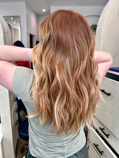 Blonde Hair With Cowboy Copper, Cowboy Copper Hair Color With Blonde, Strawberry Blonde Partial Highlights, Cowboy Copper Balayage With Blonde, Blonde Cowboy Copper, Copper Cowboy Hair With Blonde, Honey Copper Hair With Money Piece, Cowboy Copper Hair Blonde, Cowboy Copper Blonde