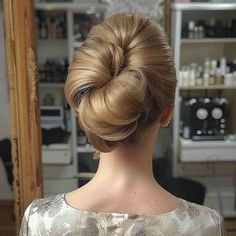 32%20Cute%20’60s%20Hairstyles%20for%20all%20the%20Vintage%20Hair%20Lovers 1960s Hairstyles Updos, 1960 Updo Hairstyles, 60s Updos For Long Hair, 60s Updo, Easy Vintage Updo For Long Hair, Hair Dressing