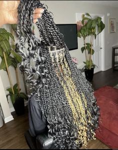 Island Twists Peek A Boo, Island Twist With Blonde, Black And Blonde Twist Braids, Blonde And Black Island Twist, Boho Island Twist Peekaboo, Peekaboo Senegalese Twists, Peekaboo Island Twists, Black And Blonde Passion Twists, Black And Blonde Island Twist