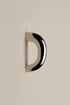 a black and white door handle on a gray wall with the letter d in it