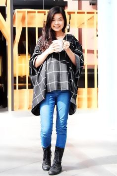 34 DIY Clothes for Winter https://diyjoy.com/diy-clothes-winter/ Diy Clothes Refashion Videos, Diy Fashion Trends, Winter Sewing, Fleece Poncho, Diy Clothes Videos, Diy Fashion Clothing