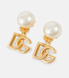 Bông tai vàng kẹp ngọc trai giả DG - Dolce Gabbana | Mytheresa Dolce And Gabbana Earrings, Monogram Earrings, Faux Pearl Earrings, Gold Pearl Earrings, Gold Drop Earrings, Brass Jewelry, Gold Pearl, Gold Material, Gemstone Earrings