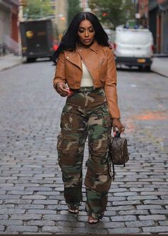 Summer 2024 Fashion Trends Street Style, Mommy Fashion, Daily Fits, Camouflage Fashion, Straight Denim Jeans, 2024 Outfits, Ideal Wardrobe, Camo Fashion, Cold Outfits