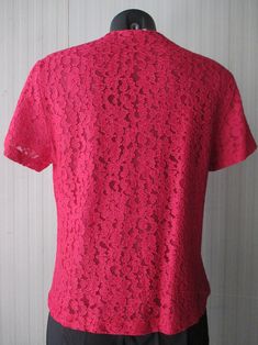 "Amazing original 50s cherry red macramè lace blouse. Round neck and front covered buttoning (pic.1). Short sleeves. Fully lined. Mint conditions. It fits size M Measurements: (lay flat and double chest) Shoulders 15.3\" chest 40.1\" sleeve length 7\" back length 21.2\" Blusa originale anni 50 in pizzo macramè color rosso ciliegia. Collo tondo e bottoncini ricoperti (foto 1). Manica corta. Foderata. Ottime condizioni. Taglia M Misure: Spalle 39 cm seno 102 cm lungh.manica 18 cm lungh. dietro 54 Fitted Red Lace Top, Fitted Lace Collar Top With Short Sleeves, Fitted Lace Top With Short Sleeves And Lace Collar, Fitted Lace Blouse With Short Sleeves, Party Blouse With Lace Trim And Short Sleeves, Short Sleeve Lace Top Blouse, Lace Top Blouse With Short Sleeves, Lace Party Blouse With Short Sleeves, Short Sleeve Lace Top With Lace Collar For Party