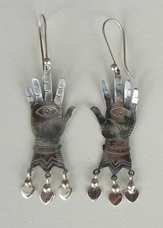 Plateros pueden hacer joyas de plata o de metal. Ellos hacen que los objetos maravillosos. Silver Hand Earrings, Hand Earrings, Dope Jewelry, Funky Jewelry, Jewelry Inspo, Piercing Jewelry, Bling Bling, Cute Jewelry, Jewelry Inspiration