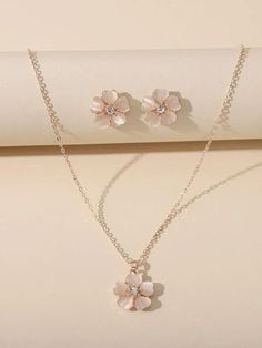 "Wear Your Story: Unique Locket Pins" Outfits With Necklaces, Modest Jewelry, Shein Jewelry, Gold Flower Necklace, قلادات متدلية, Earrings Shein, Embellished Fashion, Feminine Jewelry, Pretty Jewelry Necklaces