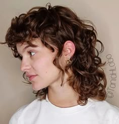 Wolf Cut For Women, Wolf Cut Curly Hair, Gay Haircut, Cut Curly Hair, Long Layered Curly Hair, Curly Hair Wavy, Wolf Cuts, Wolf Haircut