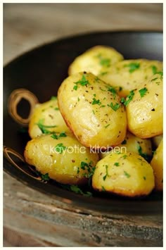 potatoes with parsley in a black bowl