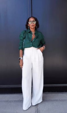 Older Black Women Fashion, Smart Casual Women Outfits Classy Dinner, Street Chic 2023, 36 Year Old Women Style, Plus Size Monochromatic Outfits, Jeans Summer Outfit, Chic Outfit Casual