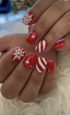 Short Red Christmas Nails Simple, Candy Cane Nails Acrylic, December Nails Acrylic Christmas, Candy Cane Nail Designs, Candy Cane Christmas Nails, Peppermint Nails, Candy Cane Nail Art, Christmas Present Nails, Nail Artwork