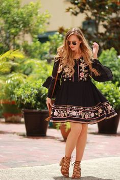 Indian Boho Fashion, Fashion Job, Spring Outfits Boho, Embroidered Boho Dress, Boho Woman, Florida Fashion, Boho Outfit, Estilo Hippie, Mode Abaya