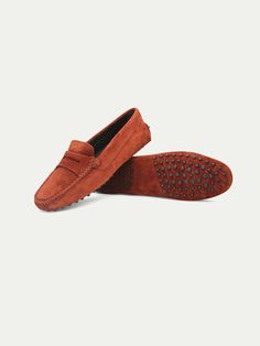 These Aurélien Moccasins Driving Shoes Red for Women Size 8.5 symbolize Mediterranean style and ultimate comfort. A combination of traditional details and a contemporary twist. This model is made in  Suède. The  Shoes are made entirely by hand in Italy. For exclusive, luxurious and handmade Italian Shoes you've come to the right place at Aurélien! Womens Driving Loafers, Driving Shoes Women, Orange Accessories, Moccasins Women, Moccasins Mens, Driving Moccasins, Italian Shoes, Driving Loafers, The Black Keys