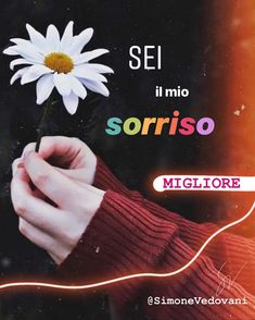 a person holding a flower in their hand with the words sorriso on it