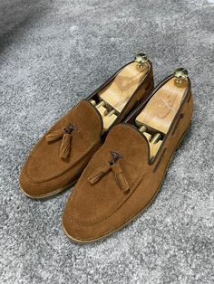 NEW COLLECTİON - FW 21 / 22 Collection: FALL & WİNTER 21 - 22 Production: Special Production Tassels Suede Leather Loafer TanProduct color: TANProduct material: %100 Suede Leather Product care: Care with a shoe eraser.Product size: 39-40-41-42-43-44-45Package İncluded: Shoes Dimensions of the mannequin: 185cm / 78k Luxury Timeless Moc Toe Tassel Loafers, Luxury Suede Tassel Loafers For Galas, Luxury Leather Moc Toe Tassel Loafers, Luxury Brown Tassel Loafers With Suede Lining, Luxury Brown Tassel Loafers With Textured Sole, Luxury Tassel Loafers With Calf Leather And Leather Lining, Luxury Leather Tassel Loafers For Office, Brown Slip-on Moccasins With Tassels, Brown Slip-on Tassel Loafers For Galas