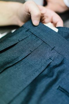 Quand l'élégance prend le large, on en pince pour le pantalon | Les Hardis Mens Pleated Pants, Harlem Pants, Sleeveless Blouse Designs, The Rake, Chef Clothes, Costume Noir