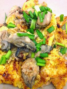 a pizza with mushrooms and green onions on it