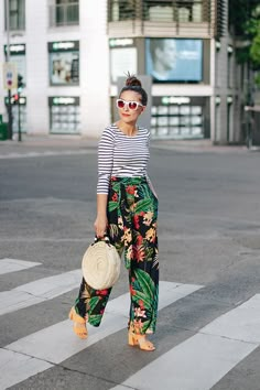 Erea Louro, fashion stylist and blogger from Madrid. Looks Street Style, Summer Break, Floral Pants, 가을 패션, Pattern Mixing, Looks Style, Mixing Prints, Mode Inspiration