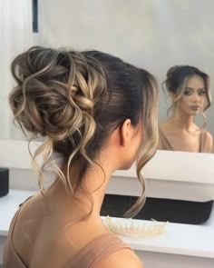 Recogido alto y despeinado para coronación. https://instagram.com/keniatorres.hair?igshid=OGQ5ZDc2ODk2ZA== Quince Guest Hairstyles, Prom Bun Hairstyles, Hairstyles With Extensions, Long To Short Haircut, The Wet Look, Bridesmaid Hair Inspo, Short Hair Updo Tutorial, Peinados Hair Styles, Hairstyle Easy