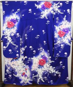 Item: Furisode Silk Kimono No. yfk404 Size: US L / Length 161cm , Weidth 64m Design : Floral Condition: Used, Very Good. Please check the photos. Shop the entire collection https://fujiyamarock.etsy.com Shipping Japan Post takes about 2-3 weeks depending on Customs office, holidays and weather situations. Expedited shipping by EMS (3-7 days) available. Thanks so much for visiting! Kimono Display, Seiden Kimono, Long Kimono Dress, Furisode Kimono, Wedding Kimono, Blue Kimono, Japanese Dress, Vintage Japanese Kimono, Chrysanthemum Flower