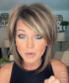 Medium To Short Haircuts For Women, Hair 50, Angled Bob Hairstyles, Haircuts For Medium Length Hair, Silver Blonde Hair, Layered Haircuts For Medium Hair, Hair Color Formulas, Bob Haircut For Fine Hair, Messy Short Hair