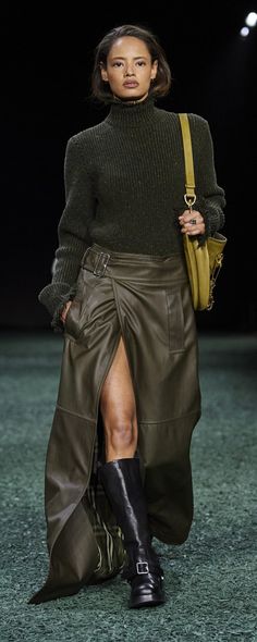 Burberry Automne-hiver 2024/2025 - Prêt-à-porter - https://fr.orientpalms.com/Burberry-9388 - ©Launchmetrics Chloe Fw 2024, Fall Runway 2024, Burberry Runway, Runway 2024 Fall Winter, Fall 2024 Runway, Winter 2025 Outfits, Burberry Aesthetic Outfit, Winter Style 2024, Winter 2024 Fashion