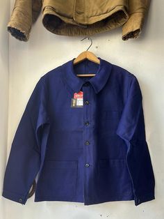 Read more about the French Chore Jacket here! Flat Measurements: Armpit to Armpit: 22.5'' Shoulder to Shoulder: 19.5" Sleeve Length: 25.5" Total Length: 29" Head to our Sizing Guide to see if this will fit you. *Please note, all of our items are vintage and used and will naturally have some wear. We'll always do our best to properly document any obvious imperfections. **Colors may vary slightly between photos on screen and actual piece.