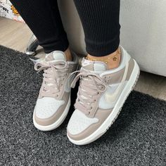 Female Sneakers, Pretty Sneakers, Cute Nike Shoes, Cute Nikes, Swag Shoes, Nike Shoes Women, Nike Dunks, Shoes Women, Cute Shoes