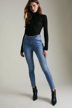 Hot Jeans Outfit, Barista Outfits, Shadow Magic, Slay Outfits, Christmas Clothes, Hot Jeans, Runway Trends, Stylish Dresses For Girls, Autumn Style