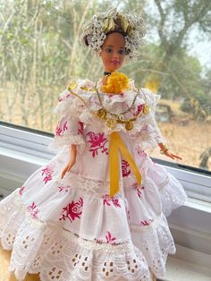 Doll wearing the traditional Panamanian Coquito pollera. Handcrafted by IEPCreations. Cloth Dress, School Project, Miniature Art, Collectible Dolls, Art Dolls, Panama, Doll Clothes, Dress Outfits, Ships