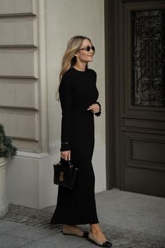 Fall Minimal Outfits, Simple Elegant Style Casual, Fall Dinner Outfit Dressy, Maxi Dress Fall Outfit, Long Dresses Fall, Sweater Dress Outfit, Chique Outfits, Winter Dress Outfits, Black Dress Outfits